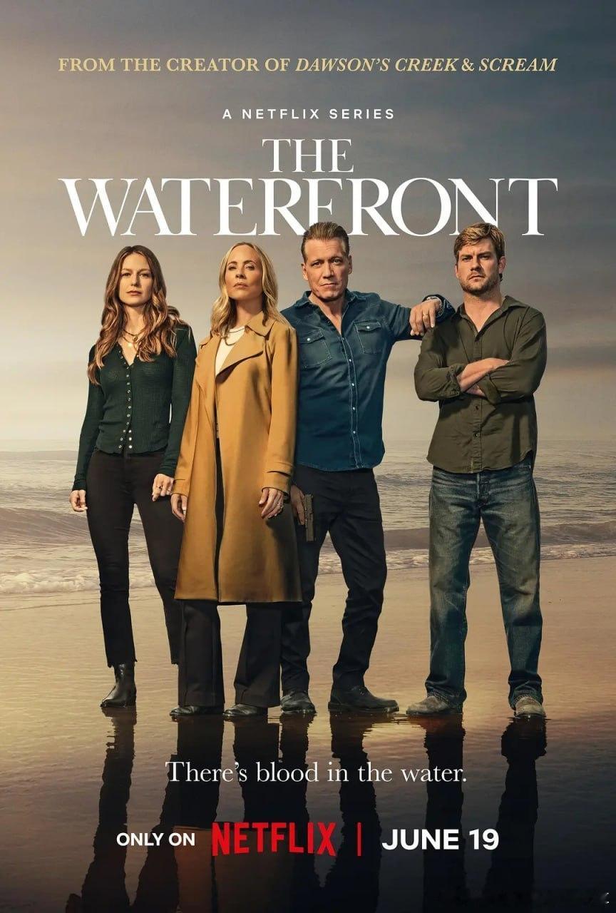 名称：码头风云 The Waterfront (2025)

描述：几十年来，巴克利家族一直统治着北卡罗来纳州的黑文波特，从当地的渔业到小镇的餐饮业，都是他们的天下。然而，随着族长哈伦·巴克利（霍尔特·迈克卡尔拉尼饰）从两次心脏病发作后康复，他们的渔业帝国却开始摇摇欲坠，妻子贝尔（玛丽亚·贝罗饰）和儿子凯 ​