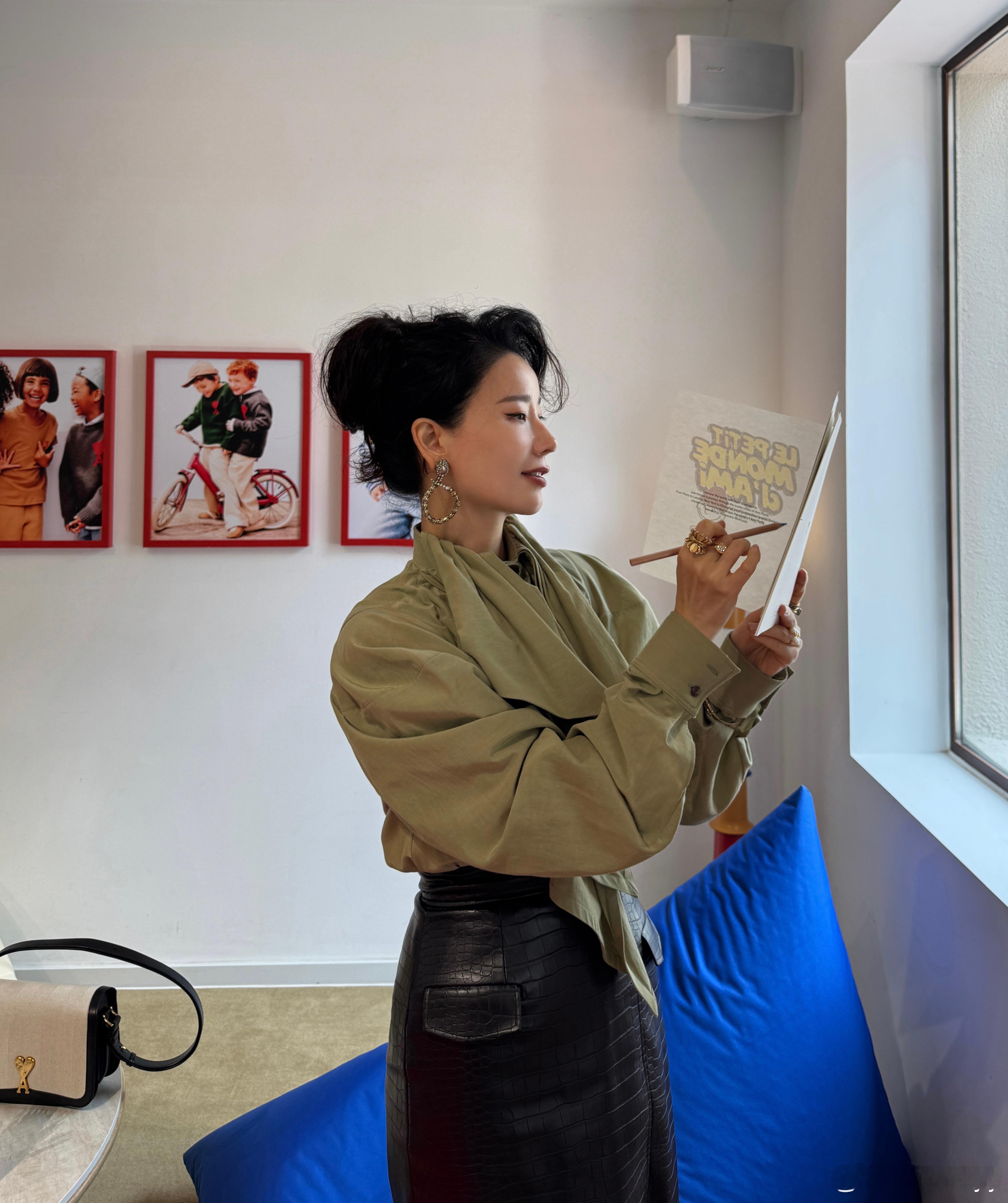 最近的工作日太忙了，拍完广告拍杂志活动接展览，晚宴也是连着来某书要及时交差发照片、视频哈哈哈，品牌都盯那边当社交媒体变工作后我就有点懈怠微博就发合集吧某书按活动和品牌更新周末更忙，得带巧克力出去玩自从西岸梦中心宠物不友好后今年就没去过了开发了一些新的带宠物玩的地方，空了发合集以前都是去时装品牌的晚宴最近去美容品牌晚宴居多美女含量大大增加特别是去La Prairie纯净之境晚宴一桌基本都是漂亮姑娘不论打扮、妆容还是皮肤状态就是实打实的美人虽然身边也是美女居多但这样整个长桌全员美人的还是让我惊叹上海真的美女如云帅哥是真比北京少有天晚上曾经的校草更新朋友圈日常他很少发自己照片他之前约我，我工作活动连轴转最后累了没去也是有好几年没见了那晚猛的看到他现在的照片也是被惊到原来我们已经这么老了我还记得高中那会，他生日，全校不同年级的女生送他花的盛况唉，原来男人的花期也这么短韶华易逝，不论男女，其实都些微让人感叹我自己今年也觉得维持状态没有之前那么简单的或许43岁真的是个坎吧哦，不对，我马上44了 上海