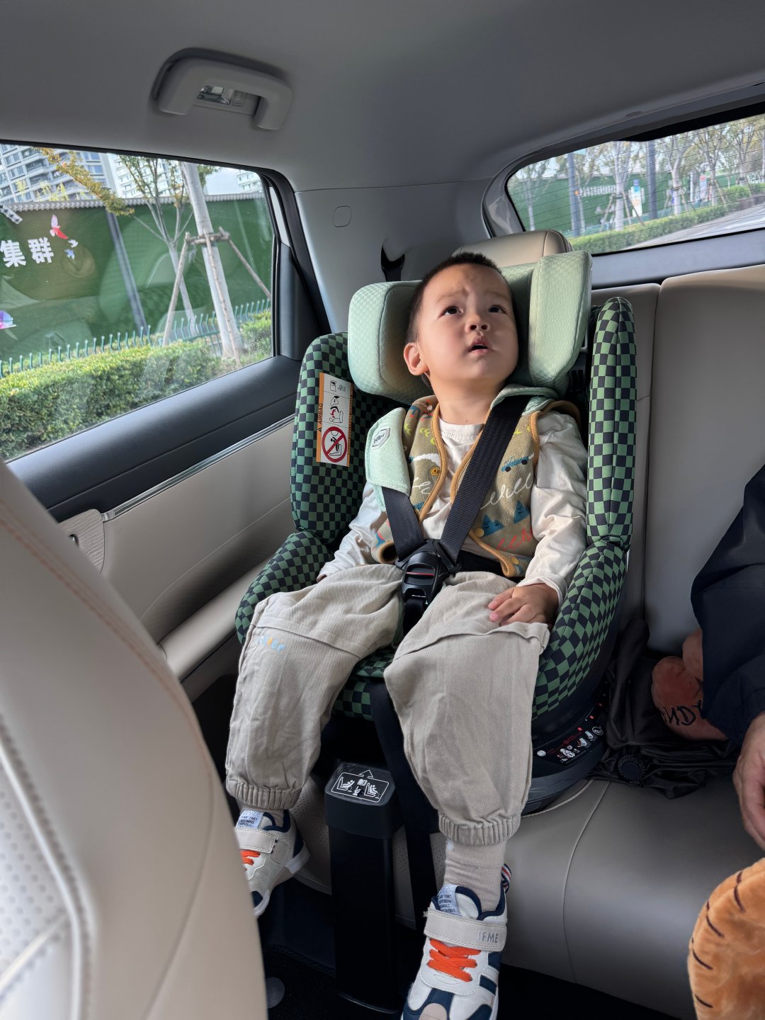 今天小郭把华境S开走了
安安第二次下地库 发现还是没找到车
我跟他说 可以坐缤果S
他迟疑了一下 还是还是上车了
上车后开始对比两车的差异

华境S有后排吸顶屏 缤果S没有
华境S有全景天窗 缤果S没有
臭小子 精得很

#给生活加点flow##带娃随手拍# ​