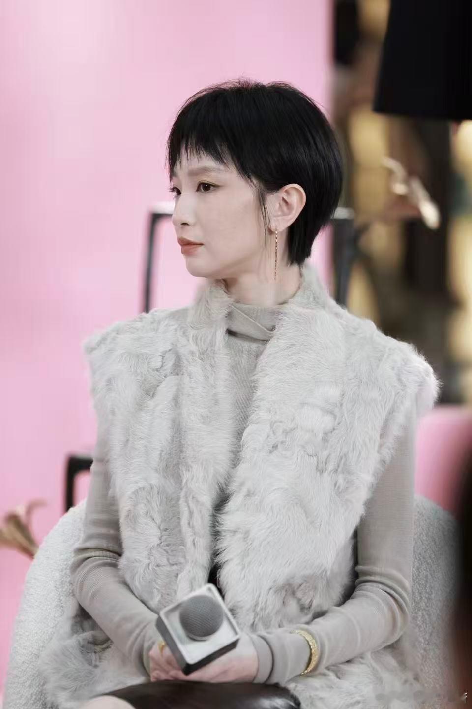 #杨采钰詹青云史策同框杭州万象城# 逛杭州万象城意外收获惊喜！杨采钰优雅、詹青云通透、史策松弛，三位风格迥异的女性，共聊专属女性的精神自留地 #AWPROJECT经纬织间##此间有我# ​