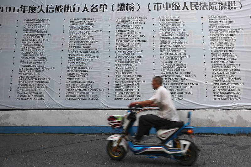 老赖为什么这么猖狂当了老赖，资产转移，违法成本低于收益。看见别人当老赖没啥事儿，有“示范”效应。