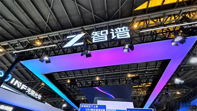 【港商观股 | 智谱两个月内募资逾700亿后 刚刚被爆“默默”打包用户代码库】#智谱#(2513)近期在资本市场声势浩大，短短两个月内募资规模突破700亿元人民币，估值与融资节奏都让业界侧目。就在光环尚未散去之际，其旗下AI编程工具ZCode却被爆出“默默打包用户代码库”并上传至云端的争议，迅速引发开发 ​