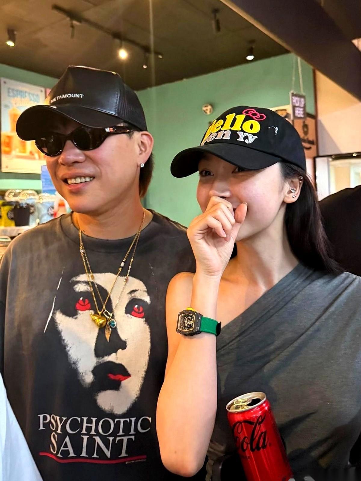 我揉了揉眼睛，以为看错了。 胡彦斌和易梦玲。 一个是音乐才子，一个是纯...