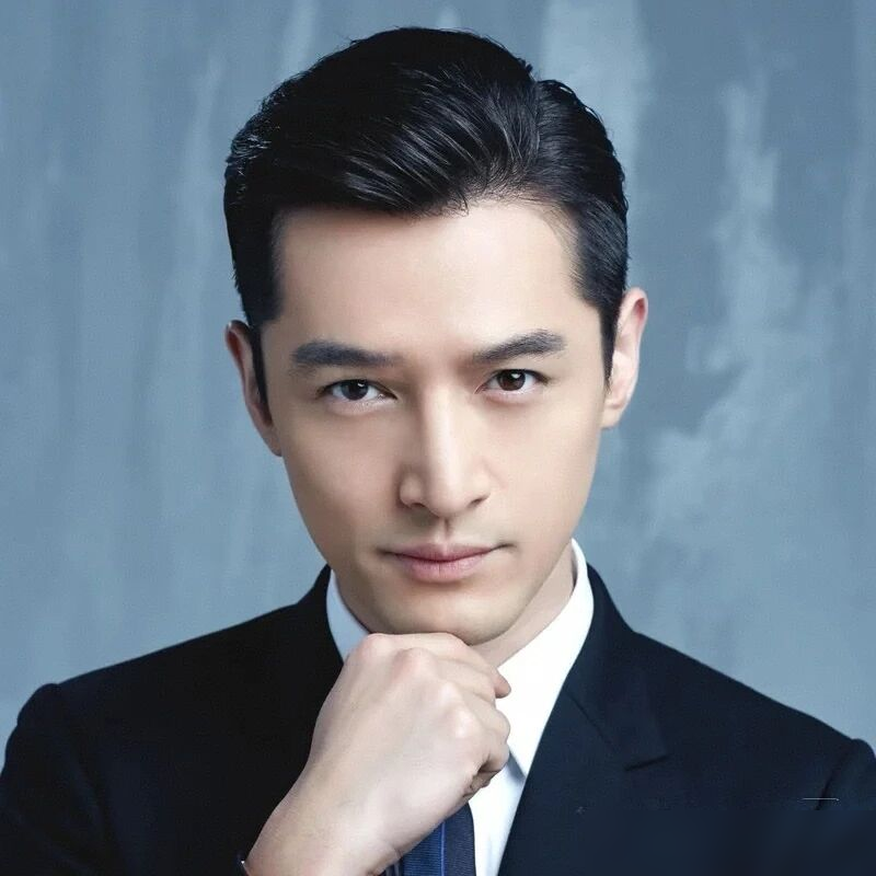 胡歌拿影帝的片子，总票房2741万，排片全场第二，单日卖几十万。资本市场不看你拿不拿奖，就看你扛不扛揍。
《走走停停》更拧巴，磨了17天才破亿，每天挤牙膏似的往上涨。搁五年前，胡歌加轻喜剧，闭着眼也能三亿起步。现在不行了，钱全砸去两个极端，要么几个亿的大IP特效片，要么几十万拍的AI短剧。
中间