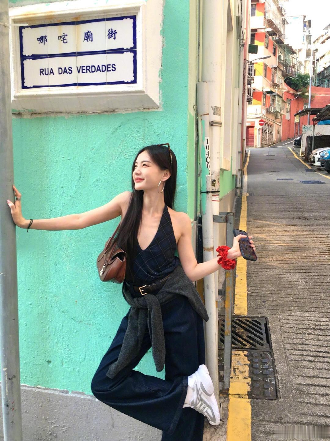 #李一桐原ID换不回来了# 微博名卡住了，李一桐的幽默感却卡不住。新ID征集，评论区已经笑疯。#李一桐原ID换不回来了# ​