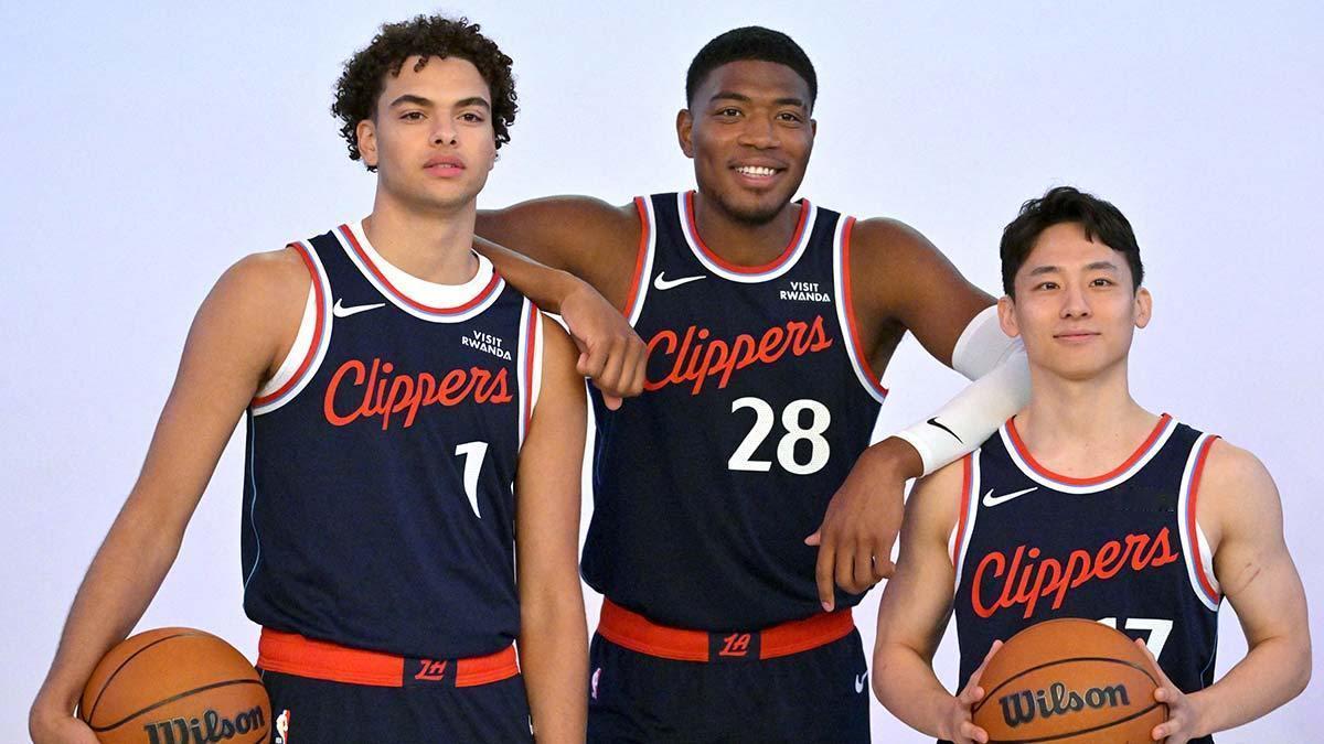 #NBA[超话]#新秀大心脏！瓦格勒后撤步绝杀勇士，快船拿下季前开门红

快船5号秀基顿·瓦格勒季前首秀上演冷血绝杀，助快船104-101战胜勇士。

他替补出战30分钟拿到15分6篮板3助攻2抢断1盖帽，整体投篮手感不佳，但终场前后撤步跳投完成反超绝杀。八村垒轰下21分带队取胜。快船下一场季前赛10月10日对阵 ​