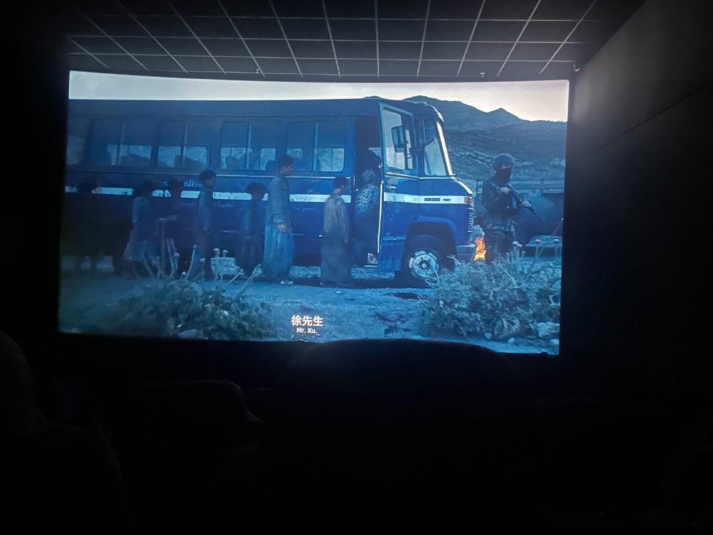刘晓庆说：好演员必须是演啥就是啥
欢迎来龙餐馆 里 蒋奇明 做到了
他到底经历了什么 完全没有表演痕迹 
从我不是药神到龙餐馆
文牧野用他的作品再次证明了自己
善于在宏大叙事下抓住某一个点放大
不空洞 有内涵 有深度 有情节 能抓人 ​