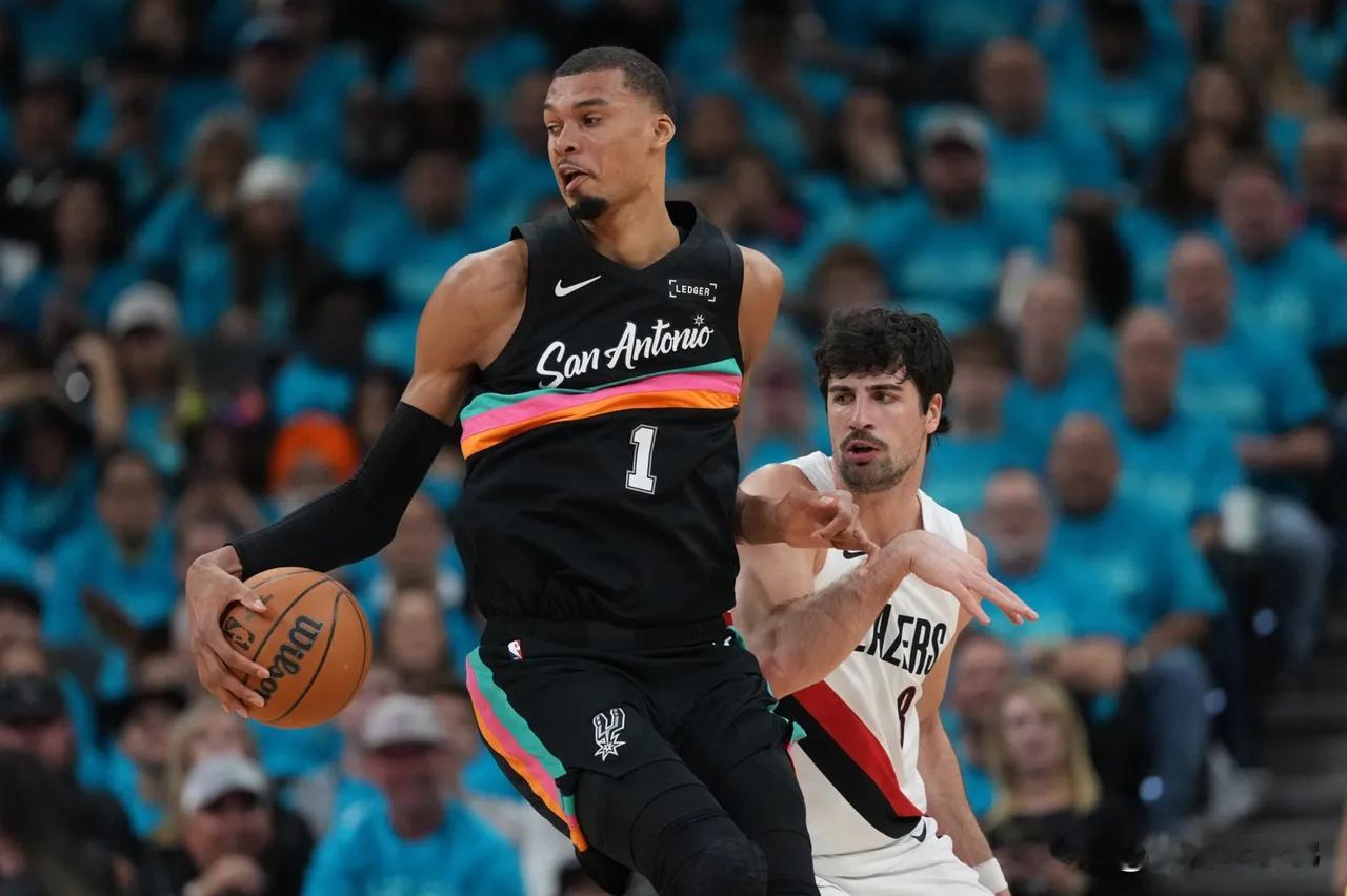 4月27日NBA快讯      马刺114：93战胜开拓者。文班亚马伤...