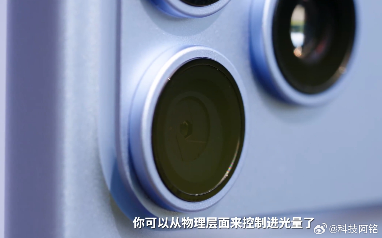iPhone 18 Pro可变光圈翻车了，全开大光圈拍夜景侧光容易一片白，Tim直呼“拉完了”。
这代主摄4800万融合式、首次上机械可变光圈，六片激光切割叶片配新转子，支持f/1.48、f/1.8、f/2.8、f/4.0四档手动/自动切。 影视飓风实测暗光下只要有点光从侧面进来，全开f/1.48就会出大块炫光；更烦的是它不等同 ​