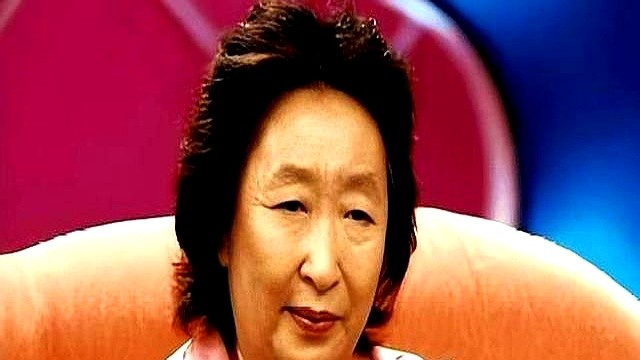 戏都拍完一年多了，老太太彭玉半夜睡不着，还催着女儿上网搜殷桃。

当年拍《我和老妈一起嫁》，两人差了快半个世纪，戏外同吃同住两个月。彭玉给殷桃留饭，殷桃收工陪她遛弯，随口一句前世缘分，老太太就真记到了心里。

如今46岁的殷桃，综艺里扛箱子生火做饭，被拍到颈纹也不慌，转头晒张健身照配句早安，不解释也