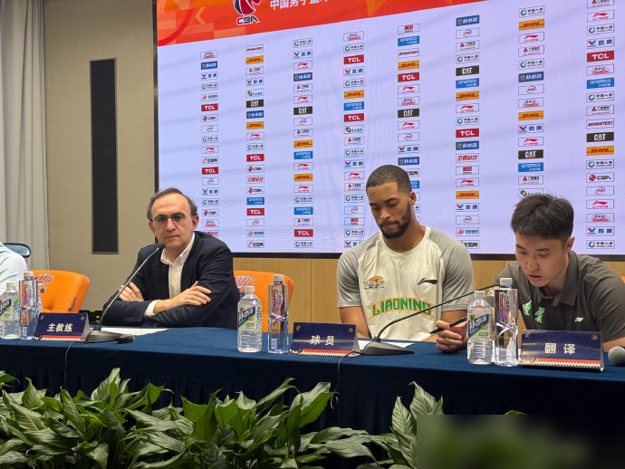 惨败34分，主教练乌戈当众认怂，直言管不住球队了！辽宁男篮这更衣室，看...