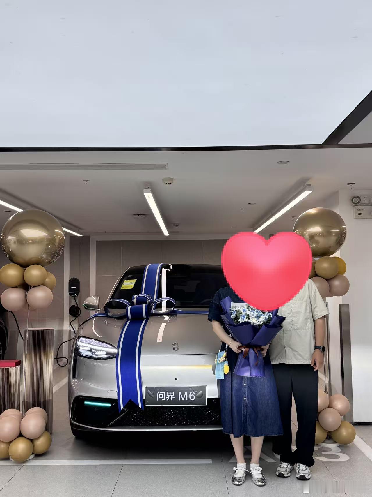 ✨喜提问界 M6｜终于迎来我的梦中情车🚗
对比了好多车型，兜兜转转最终敲定问界 M6，实车真的比照片还要好看！

外观年轻运动，线条流畅，车灯细节精致，晚上点亮氛围感直接拉满，选的颜色耐脏耐看，日常灰尘基本看不出来，太适合懒人了。
坐进车内第一感受就是空间够大，后排宽敞，家用出行、周末自 ​