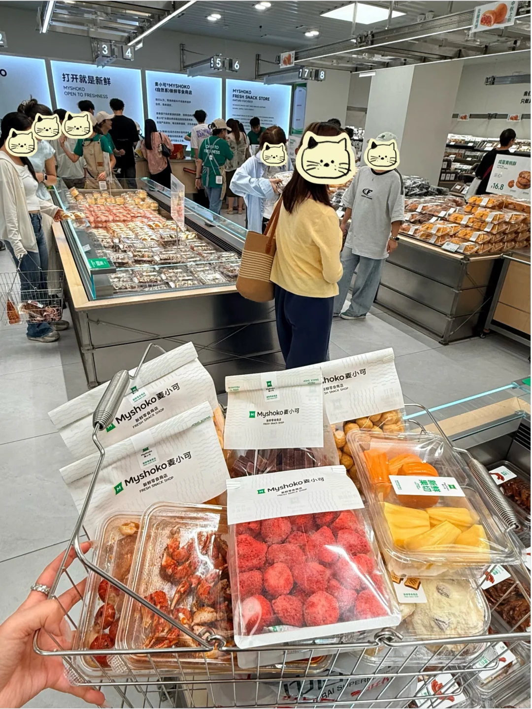 和朋友一致认为江汉路很好逛的零食店