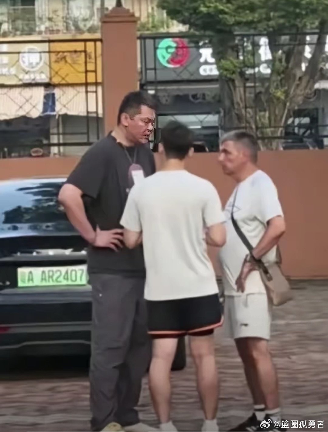交接工作持续推进！朱芳雨重回宏远，和新外教团队当面沟通，移交球员资料...
