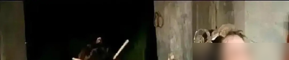 吴镇宇说周星驰照个镜子，能演出七种戏。这话听着夸张，细想真没毛病。
王晶更直接，说他是演技最好的演员，未来三十年没人能超越。可这俩人早就闹掰了，因为周星驰拍戏太较真，迟到早退，不配合。
说白了，周星驰的表演是策略性的。吴镇宇点破过，他演给影评人看，精准踩在评委的审美点上。荒诞里藏着悲悯，草根自嘲