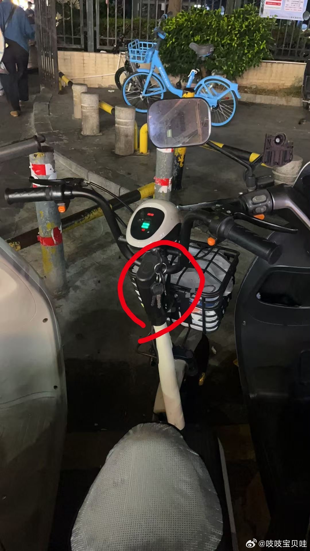 分享幸运

同事昨天把小电驴停在马路边
晚上回去才发现早上没拔钥匙
但车还停在这儿[求饶][求饶]

我之前的小电驴停在地铁站
忘记锁车
结果回去的时候就不见了[笑cry][笑cry]

张雪官宣首款电摩
有没有远程锁车功能呀
想要一辆可以远程锁车，gps定位的车
丢了也不怕[笑cry][笑cry] 

图三是同事的办公 ​