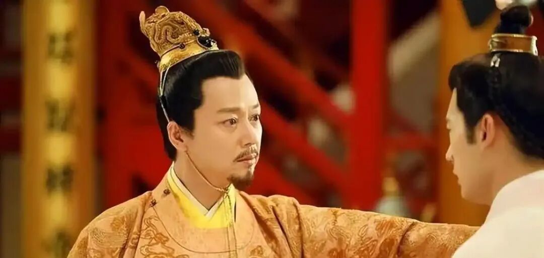 真正的贵族——杨广
 
提起隋炀帝杨广，大多数人的第一印象，是暴虐、好大喜功、亡国之君。但如果跳出史书脸谱化的定论，会发现杨广身上有一种极为罕见的特质：他是中国历史上少有的，集顶级家世、极高天赋、宏大格局于一身，同时又带着贵族式理想主义的帝王。所谓贵族，从来不止是出身豪门，而是眼界、审美、抱负与刻在