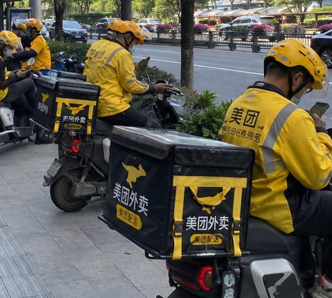 #美团启动放心外卖七项行动#美团王兴亲自抓食品安全，骑手同时也是巡店哨兵，明厨亮灶真搞起来了。[思考] ​