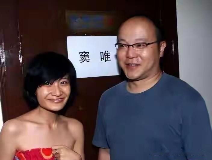 曾经的才子窦唯也步入了中老年人的行列，头发变得很少，脸上发腮，气质油腻，不再是那个气质完美的男神了。
岁月不待人啊，估计不说名字，比较少的人能认出他。
窦唯的变化被拿出来说事，已经不是头一回了。每隔几年就有人翻出他吃面条、骑电动车的照片，配上几句惋惜的话，好像他欠了观众一个体面。
这种心态挺有意思。