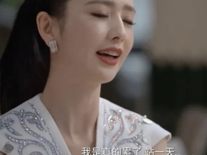 一个表情，就能让好姐妹翻脸？这还真不至于。

董璇再婚那天，佟丽娅作为伴娘全程跟在她的身后，脸上也一直挂着标准笑容。

可就是这样的笑容，流转到网上后，网友解读为了“不看好董璇再婚”、“意味深长”等。

一时间，舆论都炸了锅。

近期在鲁豫的访问中提到此事，佟丽娅无奈说道：“我当时站了一天，很累了，