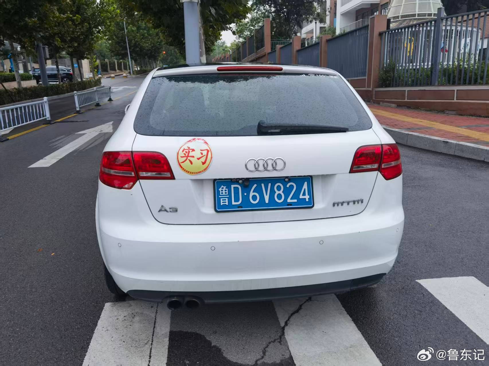 #济南身边事[超话]#  在听水路与象贤南路交叉口，鲁D·6V824这辆白色奥迪长时间停放在红绿灯路口下方斑马线上。该位置直接影响车辆向西转弯通行，拐弯空间被挤占，向西转向十分困难，极易造成路口拥堵，存在交通安全隐患，希望能够对此类路口违停行为加强巡查、严肃查处，保障路口通行顺畅。 ​