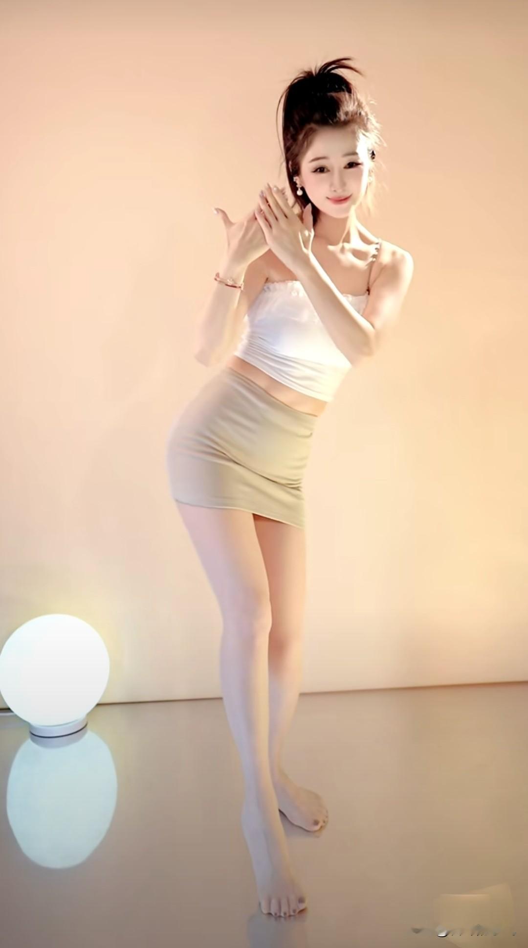 长相甜美漂亮也是一种资本，再加上完美的身材，可谓是锦上添花！自带流量吸...