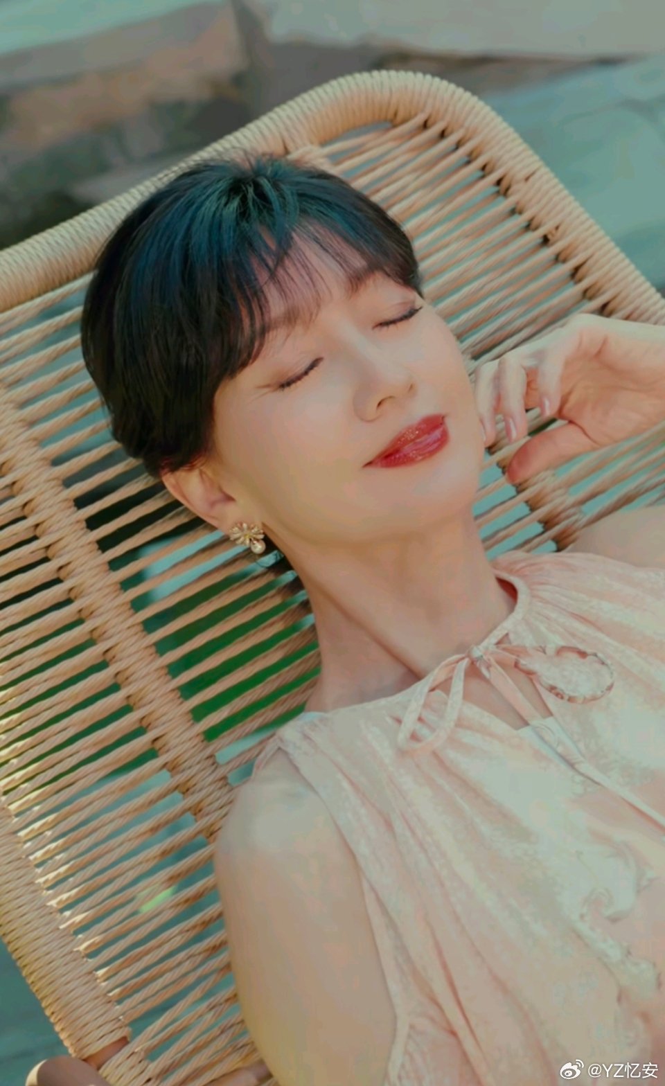 闭上眼睛就是暗示我亲她😚 ​