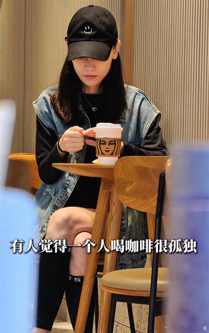 孙骁骁早起送女儿上学，车上给女儿喂饭刷牙，突出还坚持练瑜伽，41岁怀二胎还这么拼 ​