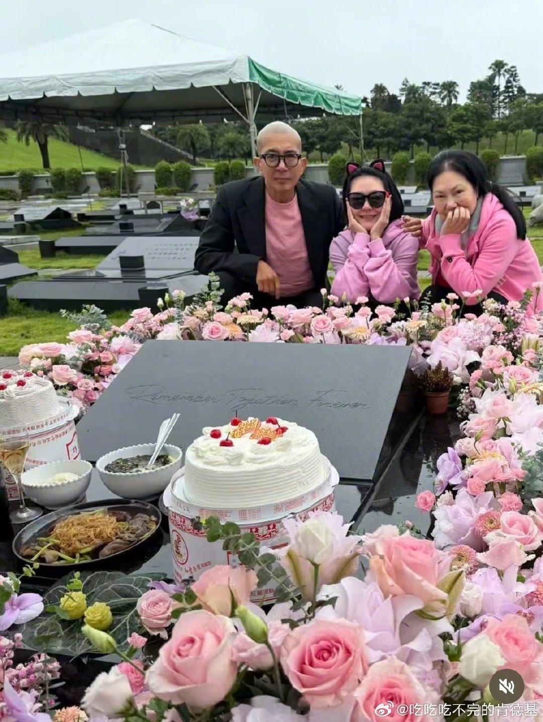 #小S与S妈具俊晔去墓地为大S庆冥诞#墓园拍照发社交平台，说实话确实有点怪怪的 ​