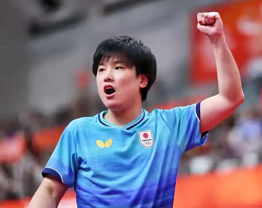 名古屋亚运会男团决赛，国乒苦战五盘，最终2-3不敌日本，这场比赛丢冠的头号责任人，应该是主教练王皓，主要原因有3个。

我盯着直播画面看到第五盘温瑞博最后一个球出界的那一瞬，场馆里日本观众的声浪像一堵墙一样压过来，镜头扫向场边——王皓坐在教练席上，表情木然。三个多小时前，王楚钦在0比2绝境中连扳三局