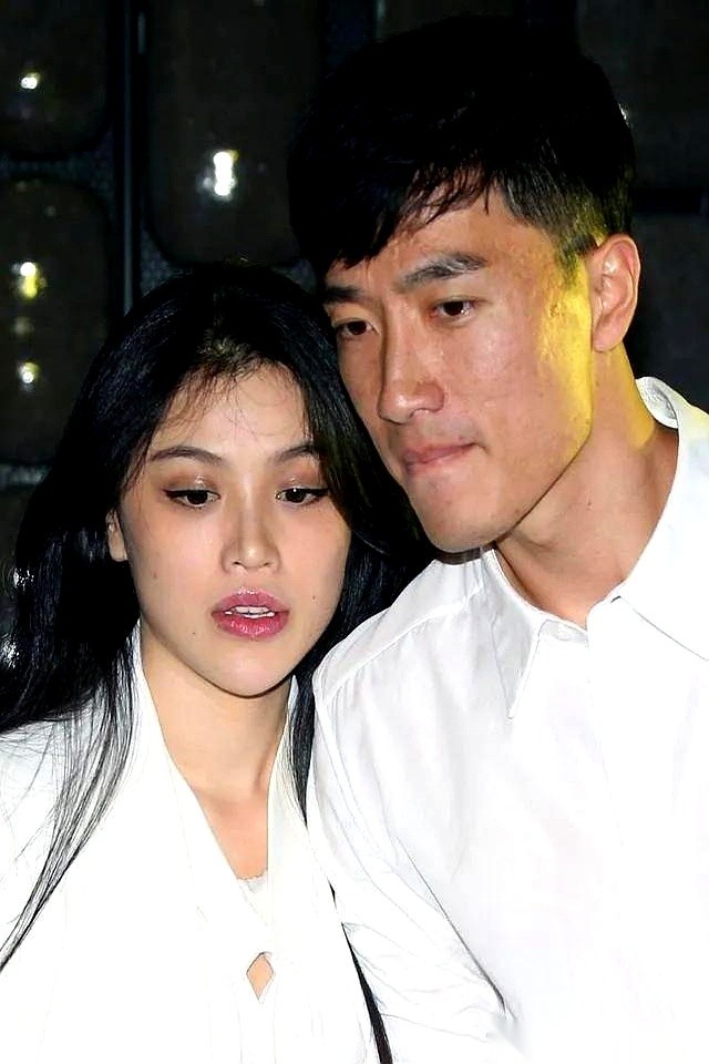 重新翻开十年前刘翔和女演员葛天那场轰动全国的“闪离案”，你会发现故事的走向，远比连续剧更猛。这段婚姻仅仅存活了291天，女方就被“假孕逼婚”的流言和一张抗日神剧的雷人动图，死死钉在耻辱柱上，遭遇全网唾骂。十年后的今天，前不久的一场直播里，有人旧事重提，拿生孩子刺她，她连眼睛都没眨一下，嘴角一挑，脱口