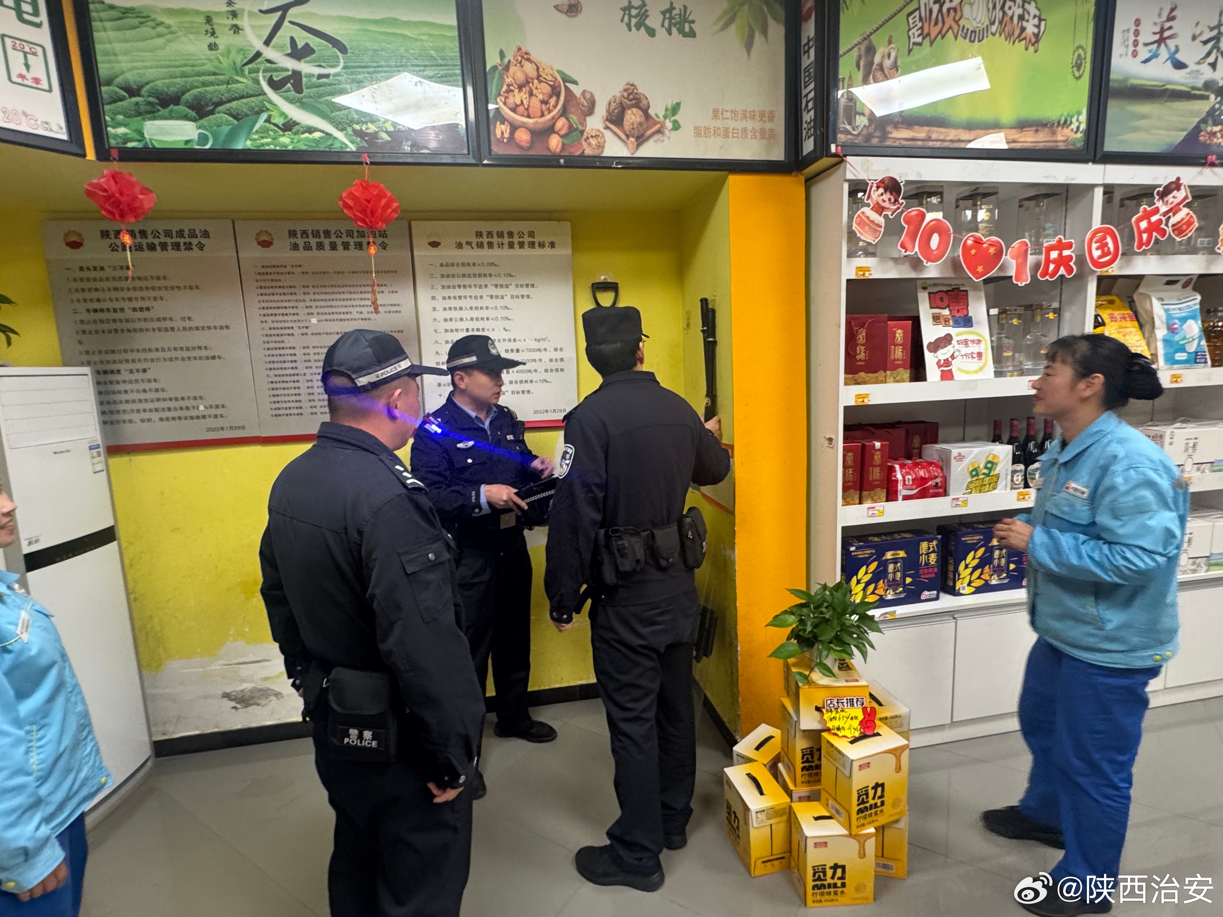 #陕西治安# 【凤镇派出所安全检查进行时】近日，商洛柞水凤镇派出所组织民辅警深入辖区商铺、居民家中开展消防安全专项检查。民警重点排查电气线路老化、私拉乱接、取暖设备使用不规范等隐患，仔细查看灭火器是否有效、疏散通道是否畅通，对发现问题现场督促整改。同时向群众普及用火用电常识，提醒大 ​