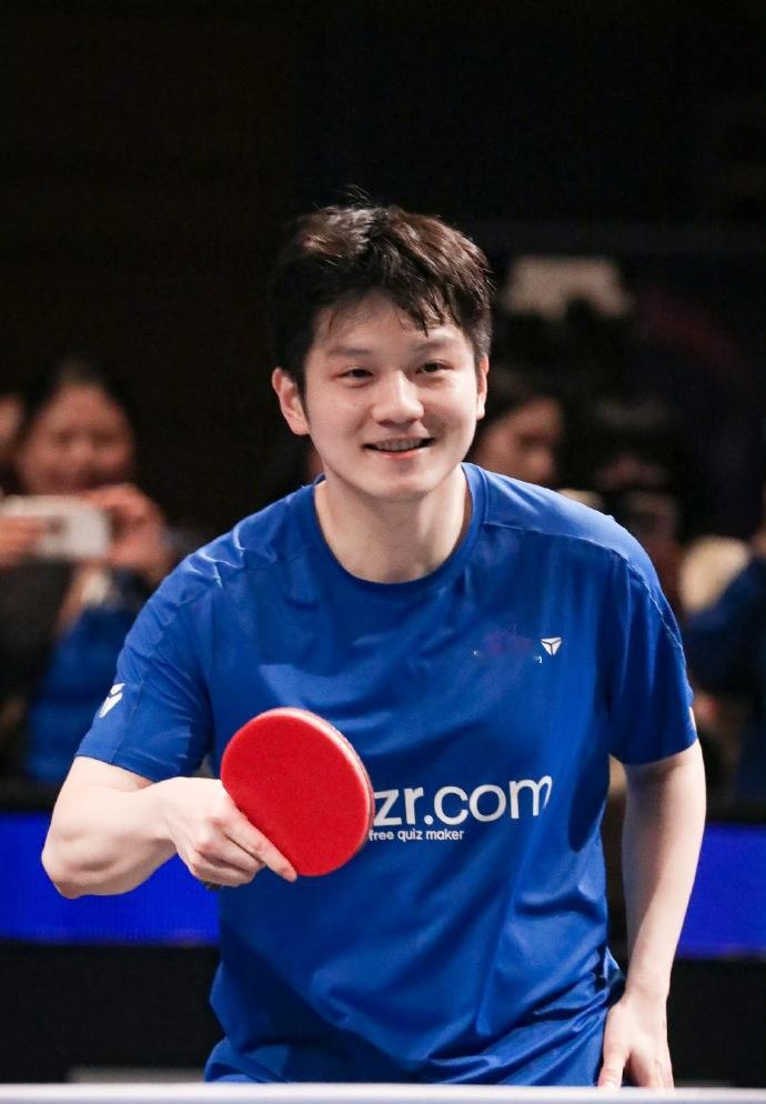 德甲从不是梗，是樊振东孤勇的热爱与坚守
 
近期林诗栋 德国的玩梗热潮，看似是趣味调侃，实则消解了樊振东远赴德甲背后的血泪与孤勇，让人倍感唏嘘。德甲乒乓球联赛，从不是轻松的镀金之旅，而是这位27岁新科奥运冠军，在低谷之中为热爱坚守的荒芜赛道，藏着无人共情的隐忍与付出。
 
在国乒主力的固有认知里
