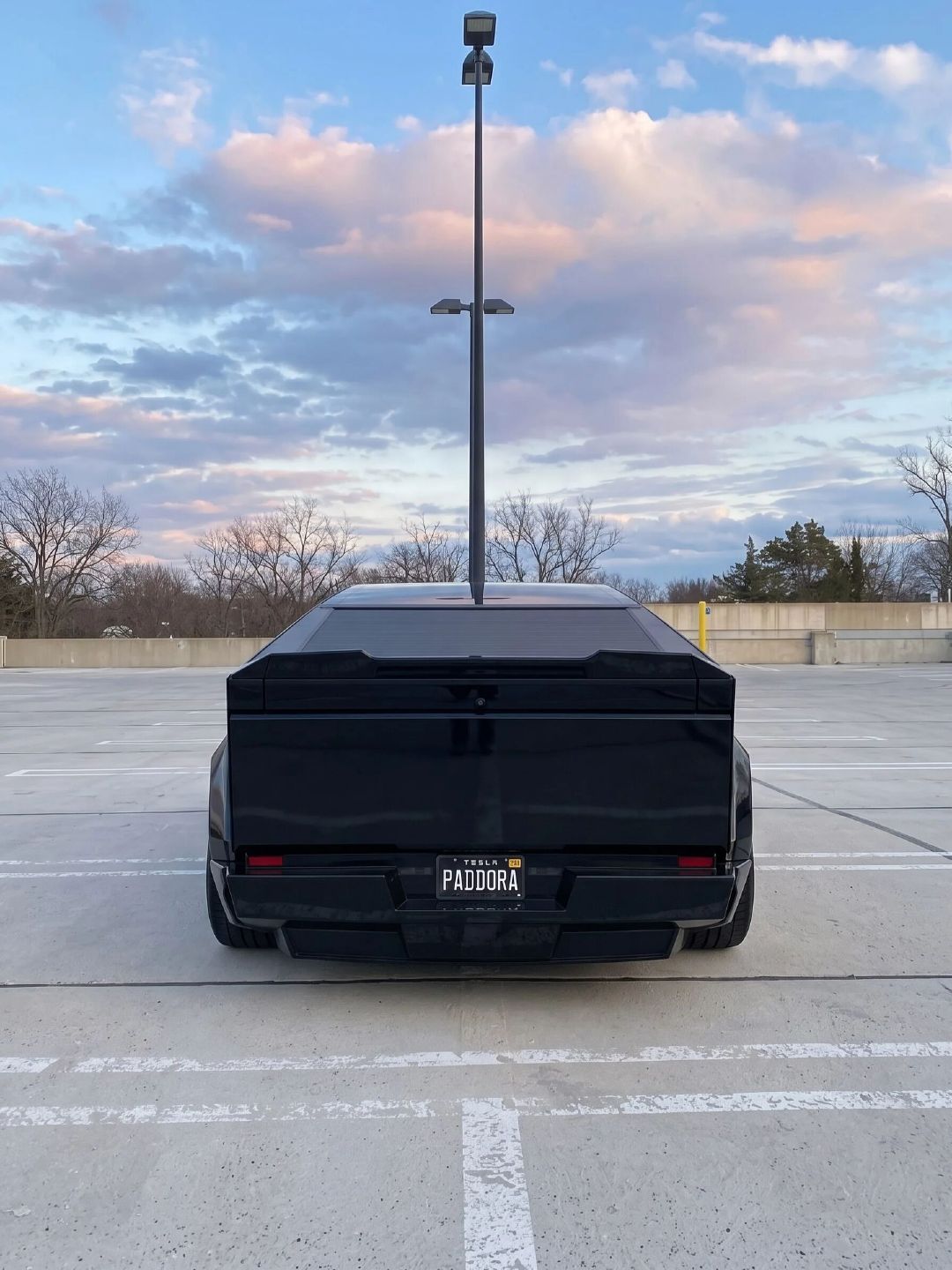 特斯拉Cybertruck，交付两年多，改装圈终于开始对这台不锈钢方盒子下狠手了。这改的，真的太狠了！宽体+低趴+锻造大轮毂…..一样不缺[doge][doge][doge]#豪车超跑[超话]# ​