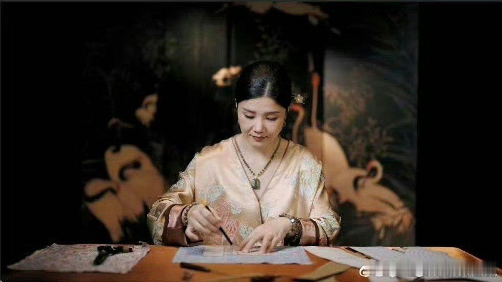 #新中式女装在新加坡卖爆了##40岁宝妈创业成新加坡女装收割机# 低调高级的暗纹面料，简约不浮夸，这种耐看的新中式风格，特别契合新加坡华人日常穿搭需求。 ​
