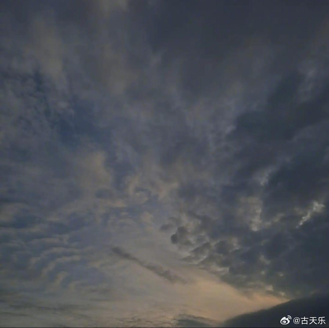再見Ming Sir

得知Ming Sir離去，
心情十分沉重，
想起一起拍攝《創世紀II之天地有情》的日子，
我和他合演一對沒有血緣的父子，
他是張景良，
我是養子張自力，
彼此有一段充滿悲劇色彩的複雜父子情，
Ming Sir工作時嚴謹，
但私下平易近人，
無論在工作在私都給我許多指點，
我永遠感激他的照顧。
 ​