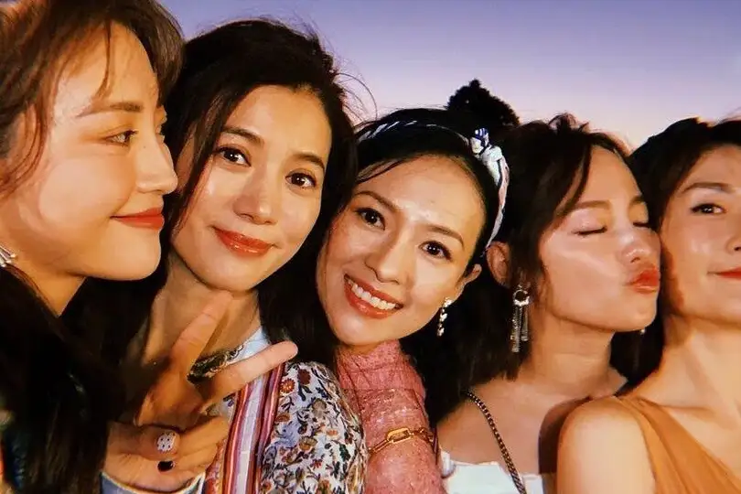 《妻子的浪漫旅行2》当年可是撒了不少狗粮，章子怡汪峰、袁咏仪张智霖、包文婧包贝尔、张嘉倪买超四对夫妻的互动，让多少人羡慕不已。可如今，两对都官宣离婚了，比例高达50%，真是让人唏嘘。
2023年10月，章子怡汪峰结束8年婚姻，原因可能是事业和生活方式差异；张嘉倪和买超也在2023年分道扬镳，此前“买