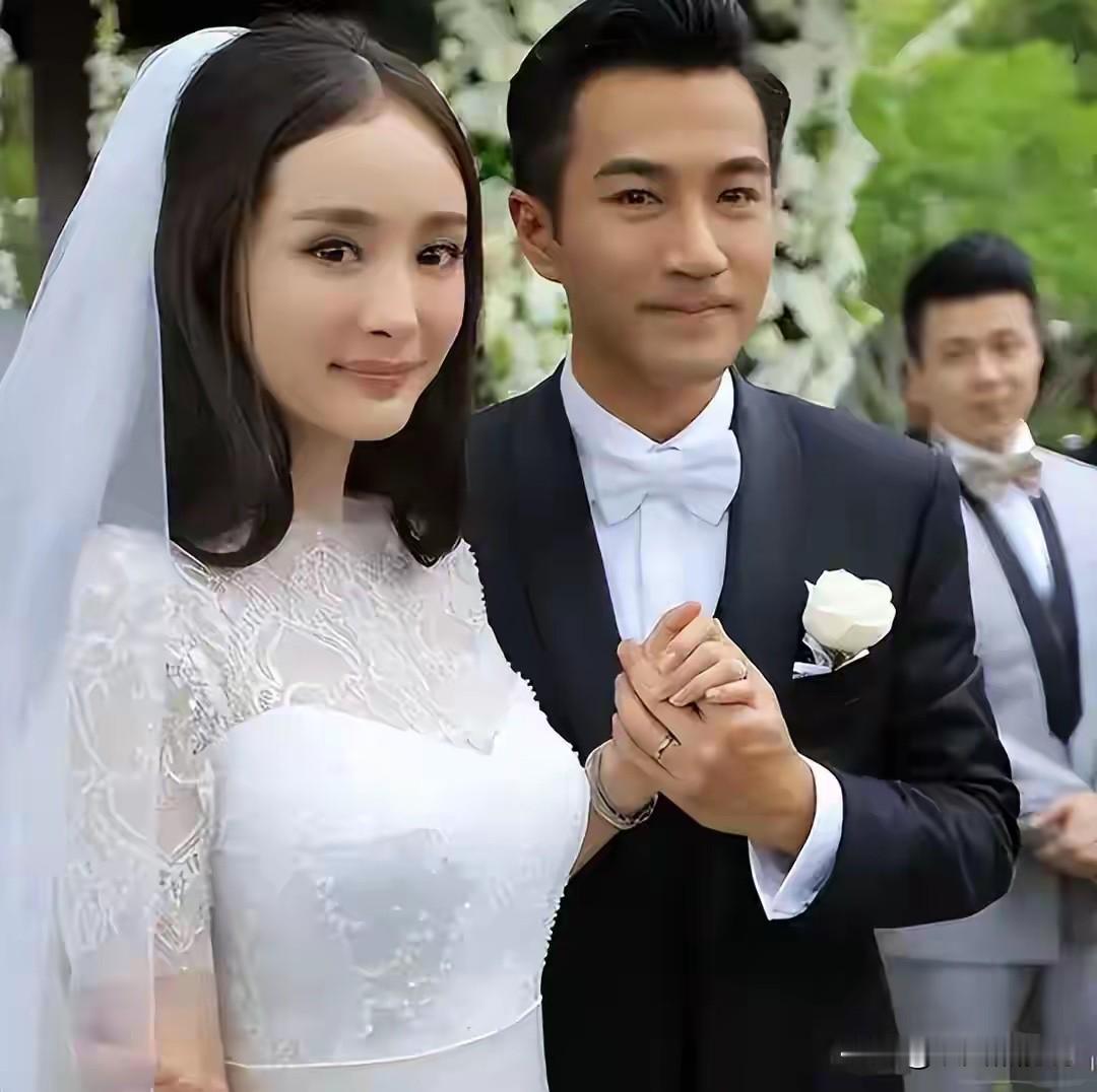 没想到，离婚8年的杨幂，竟给51岁未再娶的刘恺威，留了一手好牌

一晃杨幂刘恺威离婚都8年了。
当年分开闹得满城风雨。
谁能想到后面是这种局面。

杨幂一头扎进内地娱乐圈，资源热度一直在线。
刘恺威今年51，没再婚，长期守在香港陪小糯米长大。

当年网传离婚有约定。
一旦刘恺威再婚，抚养权就会变动。