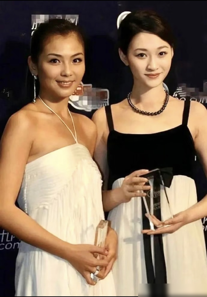 李小冉穿黑裙往那一站，汤唯和刘涛瞬间黑了一个度。
那天是某活动红毯，李小冉一条黑裙，全身白到反光，汤唯白裙，刘涛白裙，结果俩人被衬得脸色发暗，评论区直接炸了：这哪是合影，这是降维打击。
圈里早就有个说法，合影拼的不是五官，是肤色。李小冉这些年跟高圆圆同框，高圆圆输在明度；跟章子怡同框，章子怡输在