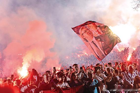武契奇辞职 准备竞逐总理

塞尔维亚总统武契奇（Aleksandar Vucic）27日宣布辞职，以应对提前于10月举行的国会选举。56岁的武契奇2022年成功连任后，原定到明年5月任期届满。他此前已接受执政塞尔维亚进步党（SNS）提名，竞逐下届总理。

武契奇当天在首都贝尔格莱德总统府发表辞职演说，支持者聚集在 ​