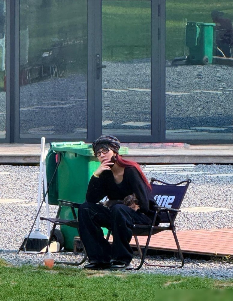宋妍霏跟窦靖童又被拍了，这回是在奥森遛狗。俩人穿得跟刚睡醒似的，蹲地上逗狗，一点包袱没有。
窦靖童刚在《歌手》拿了个第五，台上唱她爸她妈的歌，台下被问像不像王菲，她就一句：那些剥离不开的东西，没有他们就没有我啊。这话挺狠，也挺真。
宋妍霏这边，芭莎红毯穿得挺大胆，转头就跟窦靖童遛狗去了。之前巴黎