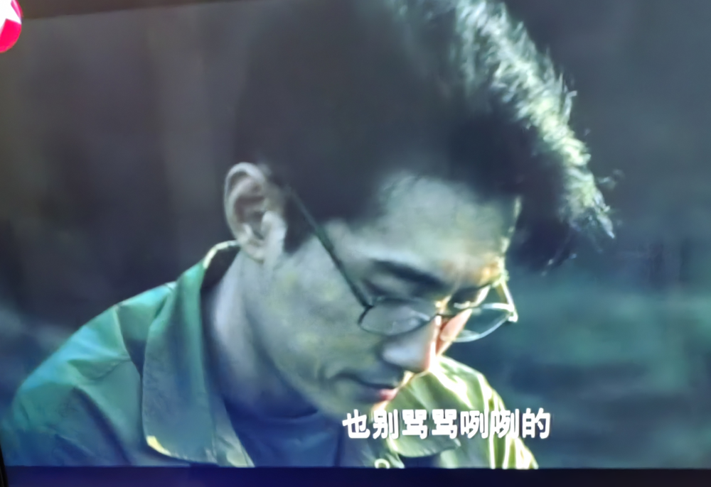 朱应甲身边那个寸头马仔，眼神阴得能刮下霜来，镜头总给他特写，演员表里翻烂了也找不着名。
《交锋》这剧藏得深，王凯欧豪彭昱畅排前面，可真正撑场子的是祖峰演的朱应甲。他手底下这马仔，叫毜仔，演员本名李卓钊。听这名就生，翻他履历，全是演狠角色的小配角，戏份不多，回回让人后背发凉。
有意思的是，这剧里净