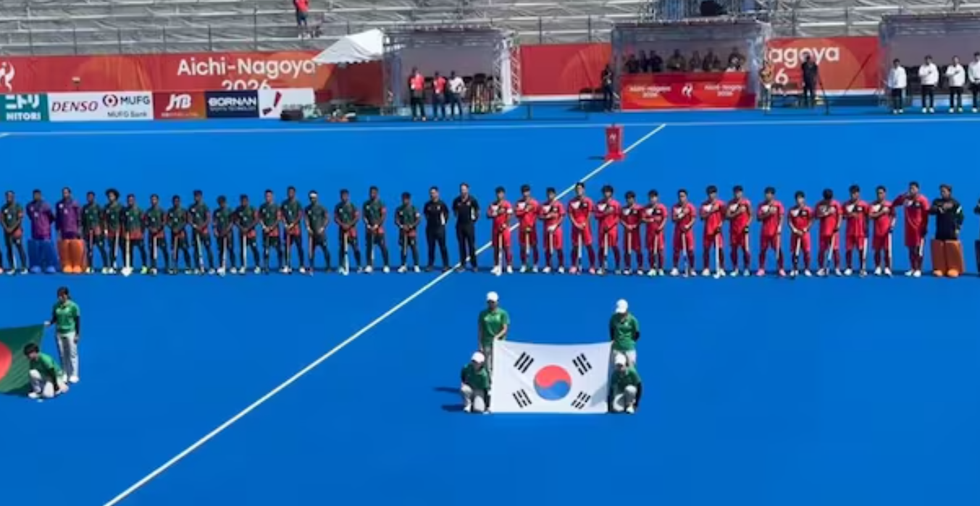 日本赛场响起朝鲜国歌，韩国队员愣在原地，手全放下了。
岐阜县，亚运男曲韩孟之战。赛前放国歌，音响里出来的不是《爱国歌》，是朝鲜调子。韩国队员面面相觑，有人把捂在胸口的手直接松开，干站着等，直到播音员说搞错了，又补孟加拉的，临开赛才轮上韩国。
韩国人当场没闹，扭头就递了正式抗议信，视频证据打包。日