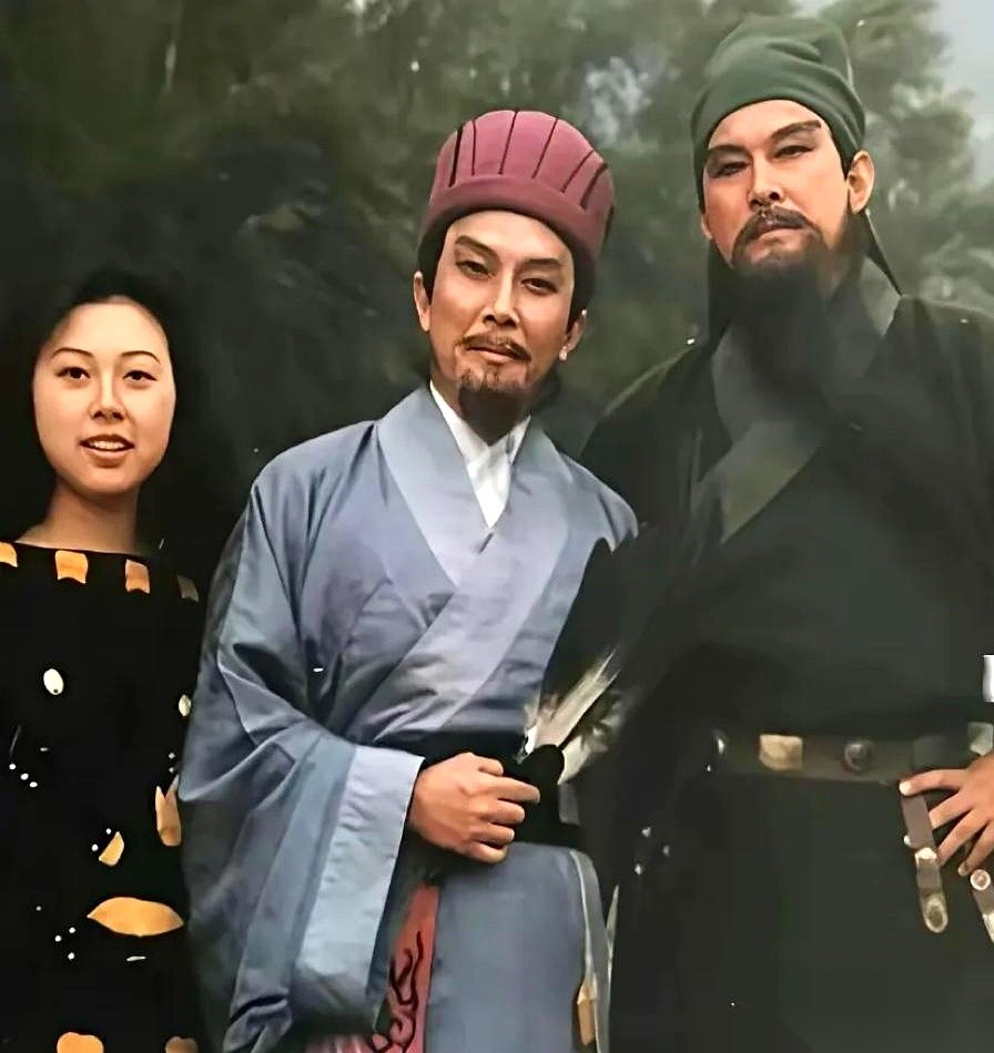 要不是看到这张老照片，打死我也不信，“诸葛丞相”跟“关二爷”还有这么一...