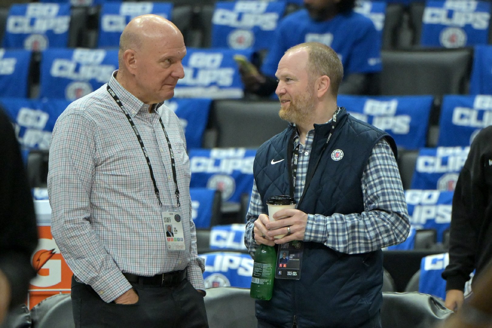 调查快船伦纳德事件的记者Pablo torre在节目中表示：

“快船运营总裁劳伦斯-弗兰克实际上是告密了史蒂夫-鲍尔默和洛杉矶快船队关于科怀-伦纳德之间的内部勾当，这样NBA才能减轻他的禁赛处罚。” 


在这次NBA开出的处罚单里，弗兰克只被无薪停职了6个月。 ​​​