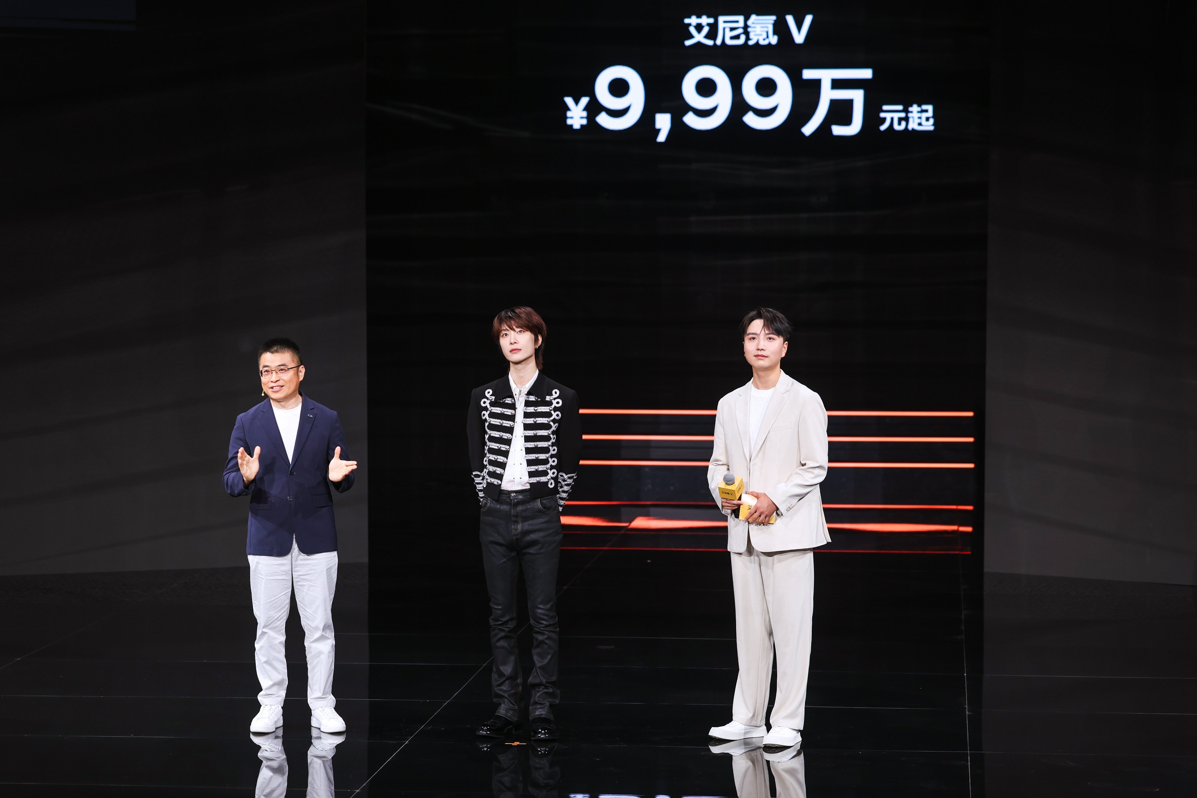 #坐上范丞丞的副驾##范丞丞座驾艾尼氪V上市9.99万起#
艾尼氪1V这台车的001号车主居然是范丞丞呀

这台车的这套星舰设计，跳出了新能源车常见的圆润同质化，走的是低趴超跑姿态。
鲨鱼鼻车头+俯冲A柱，配车侧凌厉的V型线条，辨识度很足。
前舱弧度和风挡倾角专门优化过，前方视野优于同级。
流畅车身同 ​