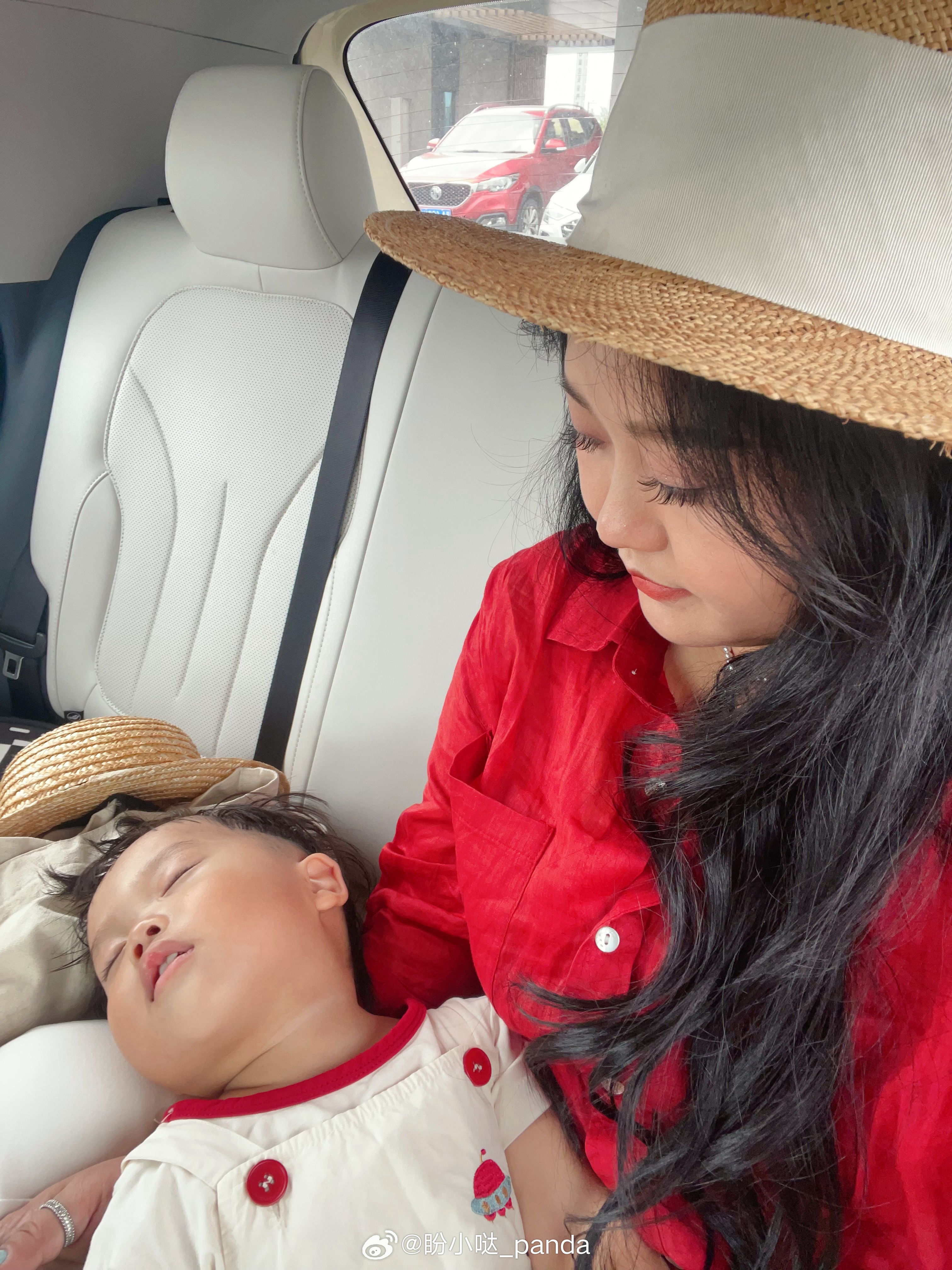 凌晨4点多醒来玩了一个多小时，后来又睡了两个来小时，不到12点又睡了！ ​​​