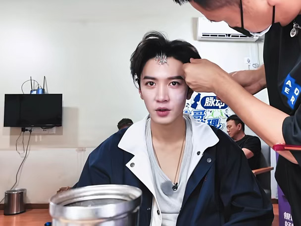 笑成这样已经是很痛苦了😂#大哥小助理 #陈哲远 #李乃文胡军 #综艺感#综艺分享
