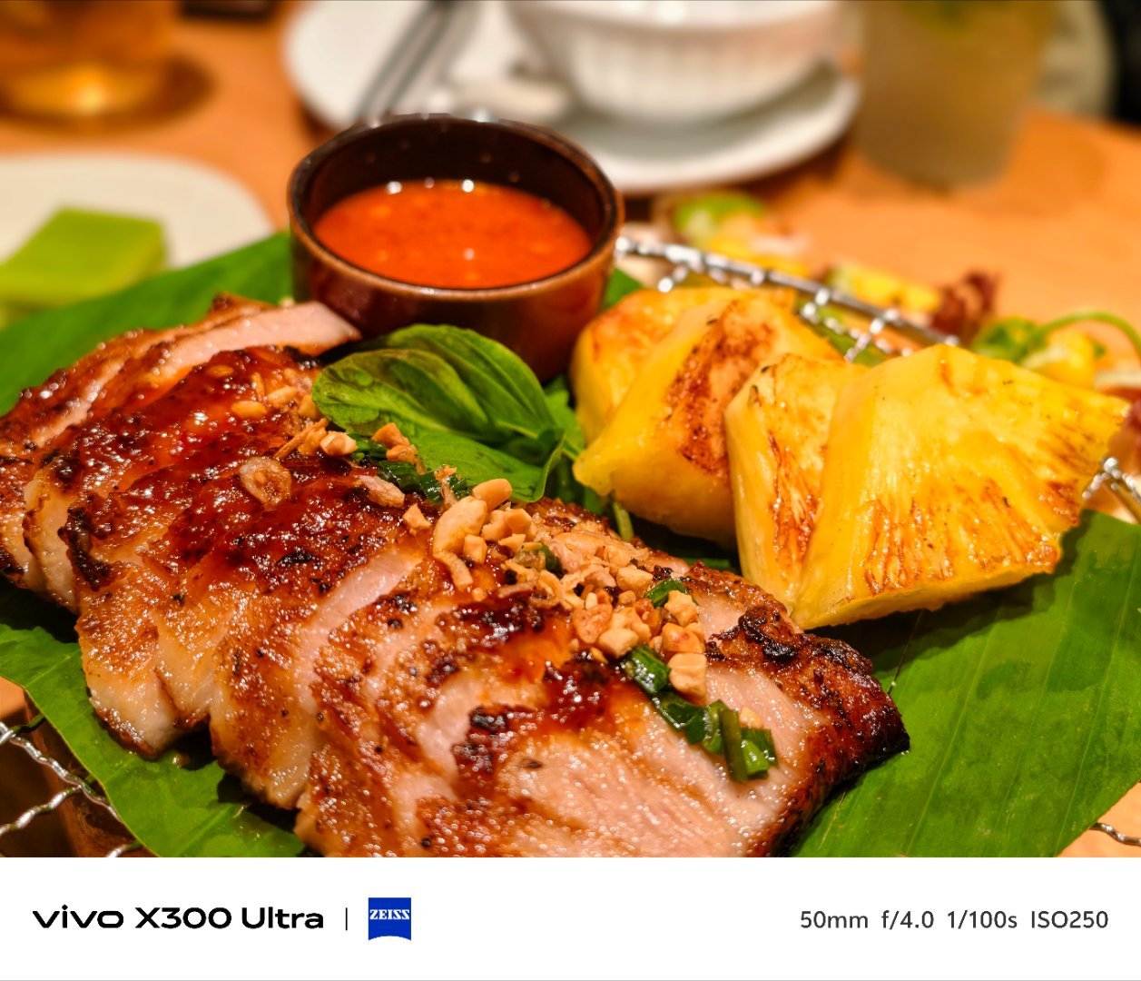 #vivo[超话]# 在深圳coco park吃到了一家东南亚菜，鸡肉串 冬阴功汤啥的都很好吃。烤菠萝猪肉，色香味俱全。咖喱土豆牛肉，下饭是真的一绝啊！ ​