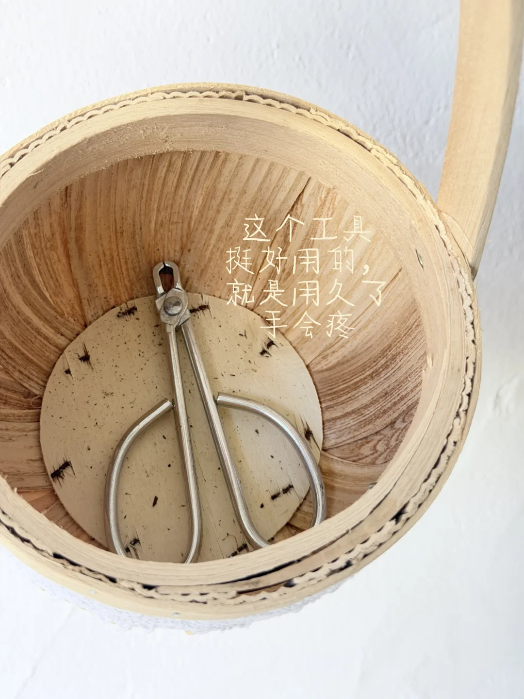 因为买了半斤没开口的松子，昨天一边看电视剧，一边用工具剥，因为内心一股劲，想着一